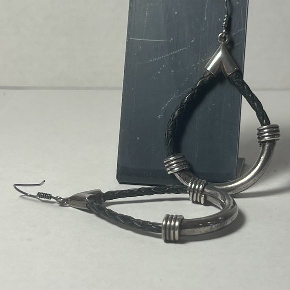 SILVER AND LEATHER EARRINGS - Picture 2 of 3